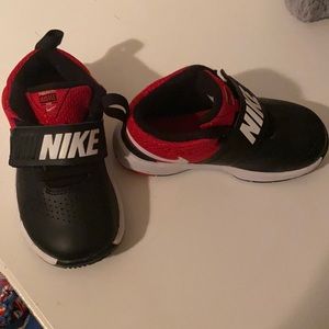 toddler Nikes size 9